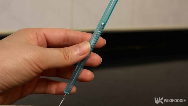 텀블러 빨대를 세척하는 사진. / 위키푸디