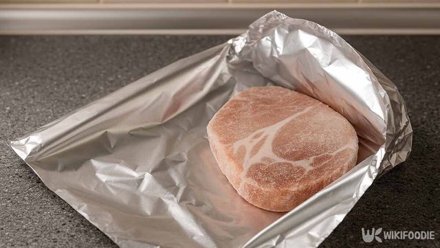 냉동 고기를 호일로 감싸는 사진. / 위키푸디