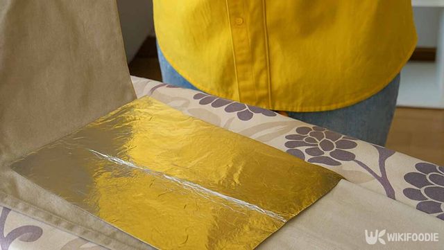 바짓가랑이 사이에 호일을 올려 둔 사진. / 위키푸디