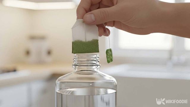 에탄올에 녹차 티백을 넣는 사진. / 위키푸디