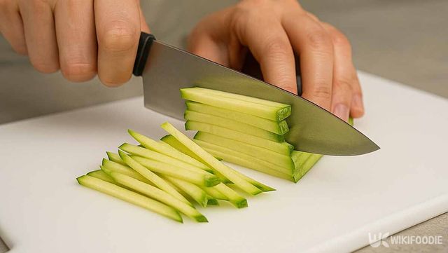 애호박을 가늘게 써는 사진. / 위키푸디