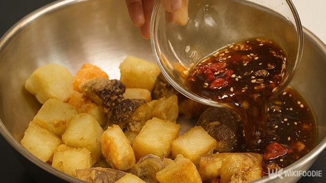 두부 표고버섯 볶음 만드는 자료 사진. / 위키푸디