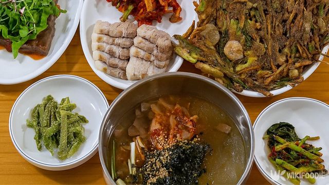 도토리 묵밥 정식 자료 사진. / 위키푸디