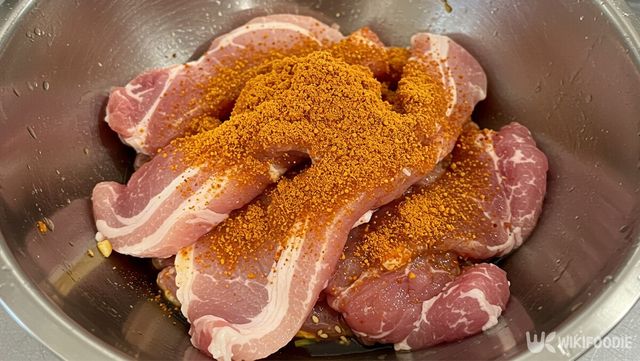 라면 스프를 넣은 고기 자료 사진 . / 위키푸디