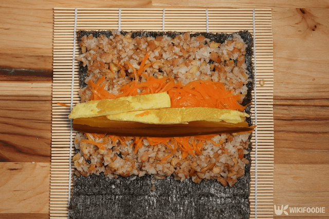 오는정 김밥 만드는 자료 사진. / 위키푸디