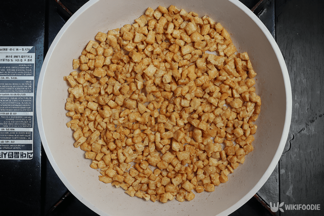 유부를 볶는&nbsp; 자료 사진. / 위키푸디