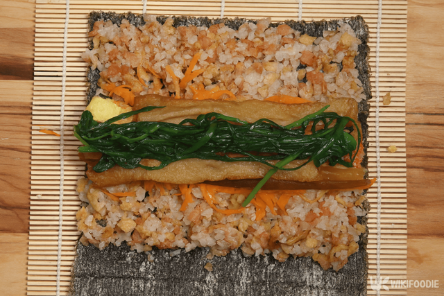 오는정 김밥 만드는 자료 사진. / 위키푸디