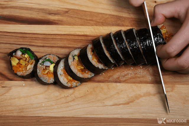 오는정 김밥 만드는 자료 사진. / 위키푸디