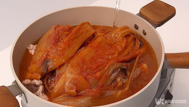 묵은지 등갈비찜 만드는 자료 사진. / 위키푸디