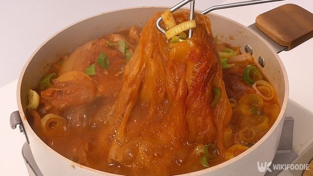 묵은지 등갈비찜 만드는 자료 사진. / 위키푸디
