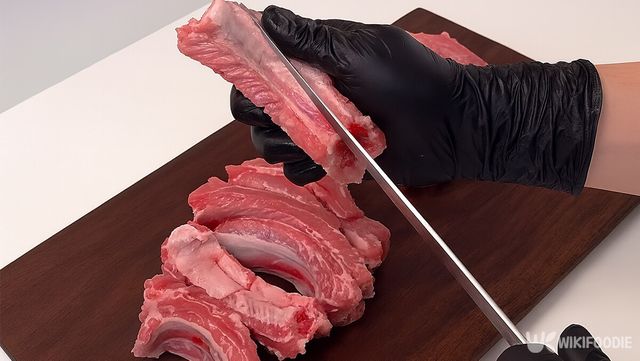등갈비 손질 자료 사진. / 위키푸디