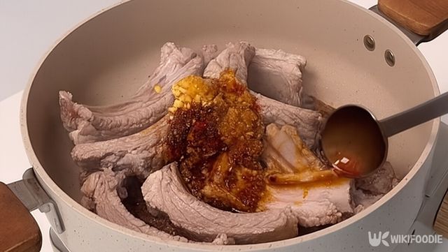 등갈비에 양념을 하는 자료 사진. / 위키푸디