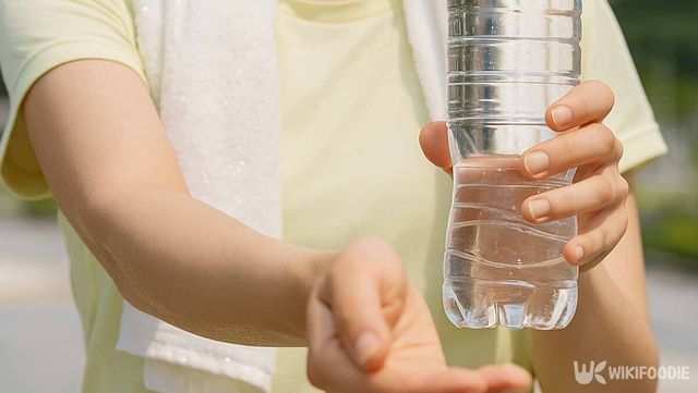 찬 수건을 목에 두르고 물을 마시는 사진./ 위키푸디