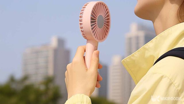 손 선풍기를 쐬는 사진. / 위키푸디