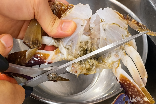 꽃게&nbsp; 손질하는 자료 사진. / 위키푸디