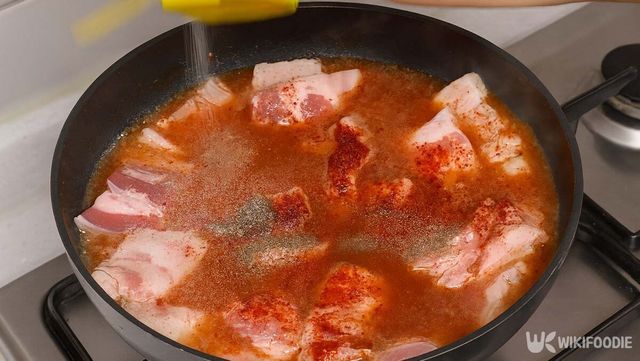 매운삼겹찜 만드는 자료 사진. / 위키푸디