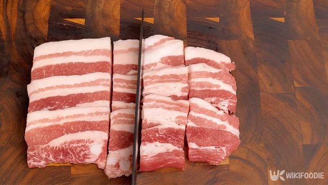 삼겹살 자르는 자료 사진. / 위키푸디