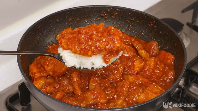 밥 위에 매운 삼겹찜을 올린 자료 사진. / 위키푸디