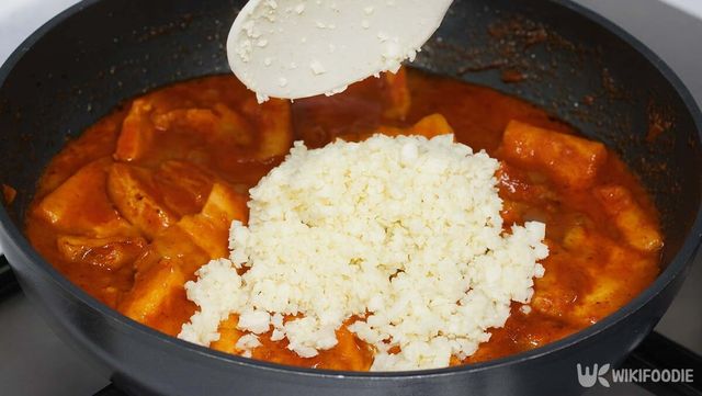 매운삼겹찜 위에 마늘을 올리는 자료 사진. / 위키푸디