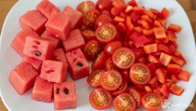 한입 크기로 자른 수박, 방울토마토, 파프리카 사진. / 위키푸디