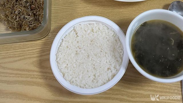 식탁 위의 즉석밥 / 위키푸디