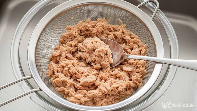 참치를 숟가락으로 으깨는 사진. / 위키푸디