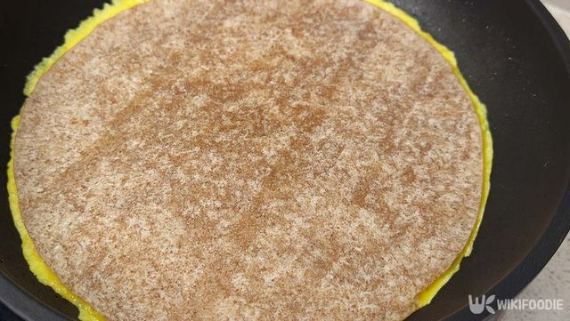 계란 위에 또띠아를 올린 자료 사진. / 위키푸디