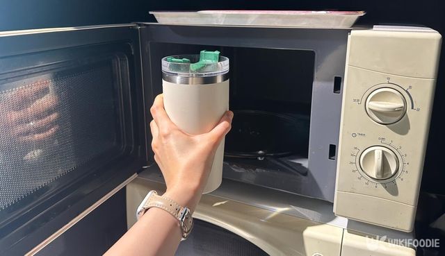 전자레인지에 텀블러를 넣으려는 모습 / 위키푸디