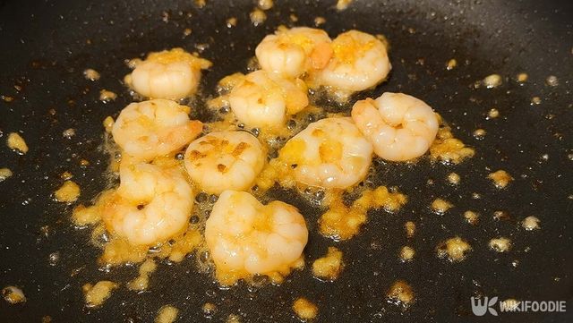 새우를 볶는 자료 사진. / 위키푸디