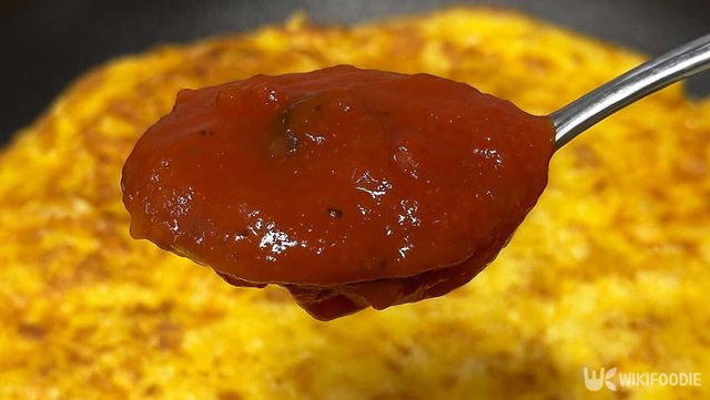 소스를 올리는 자료 사진. / 위키푸디