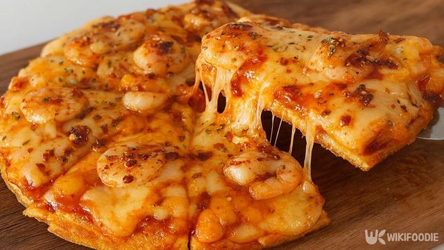 계란 새우 피자 자료 사진. / 위키푸디