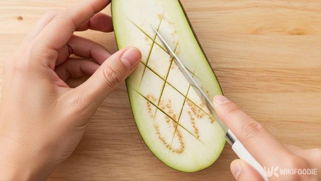 가지에 격자무늬 칼집을 내는 사진. / 위키푸디