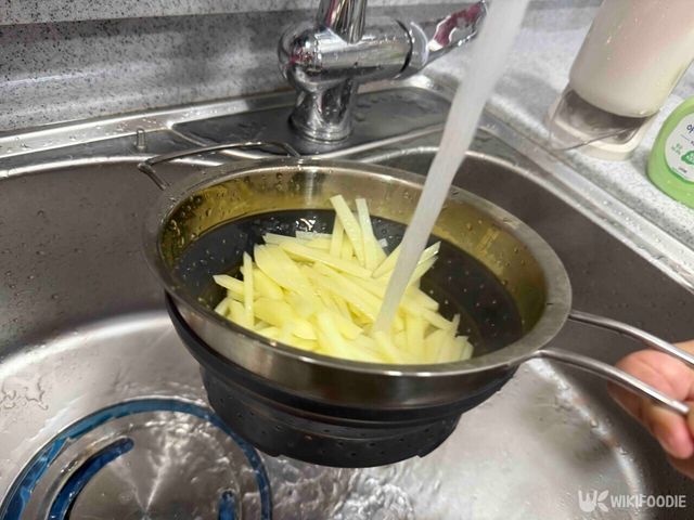 얇게 채 썬 감자에 물을 붓고 있는 사진. / 위키푸디