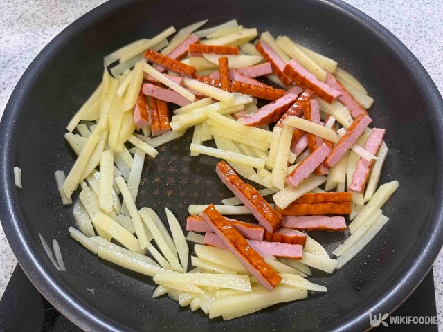 팬에 햄과 감자를 볶는 사진. / 위키푸디