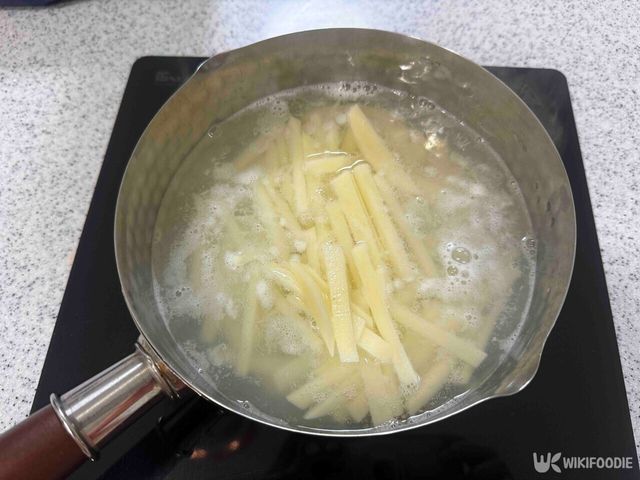 전분을 제거한 감자를 끓는 물에 데치는 사진. / 위키푸디