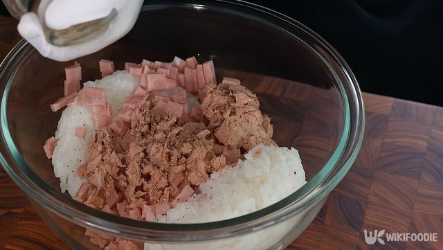 밥, 참치, 스팸 섞는 자료 사진. / 위키푸디