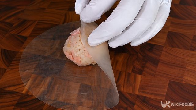 주먹밥에 라이스페이퍼를 감싸는 자료 사진. / 위키푸디