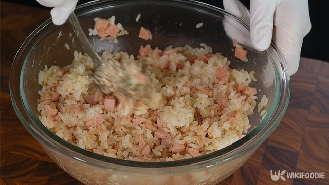 재료를 섞는 자료 사진. / 위키푸디