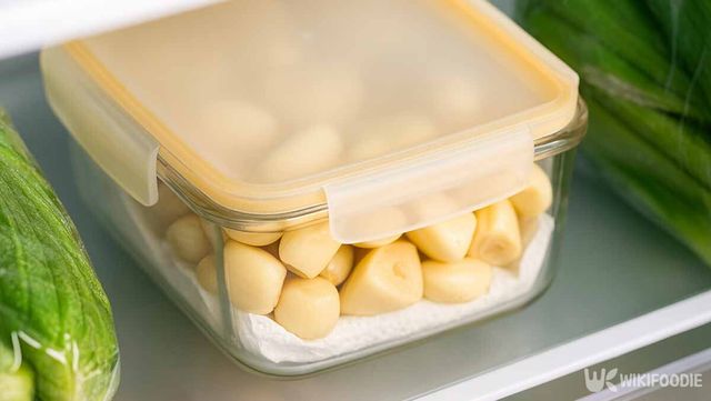 냉장고 야채 칸에 들어 있는 생마늘 사진. / 위키푸디