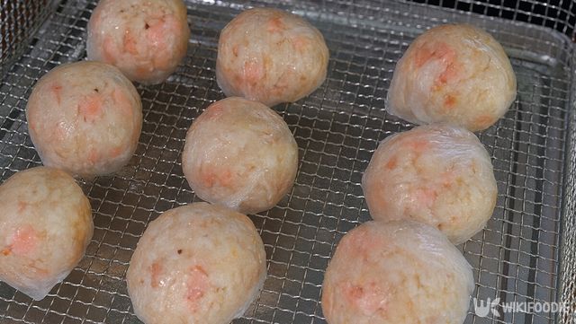 에어프라이어에 넣기 전 주먹밥 튀김 자료 사진. / 위키푸디