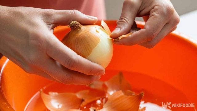 양파 껍질을 벗기는 사진. / 위키푸디