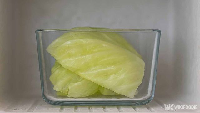 냉동실에 양배추잎을 넣어둔 사진. / 위키푸디