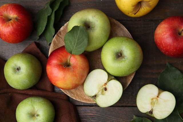 다양한 색의 사과 / New Africa-shutterstock.com