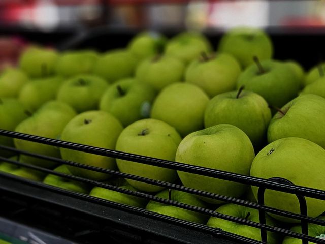 매대에 있는 아오리사과 /&nbsp;wisnu d-shutterstock.com