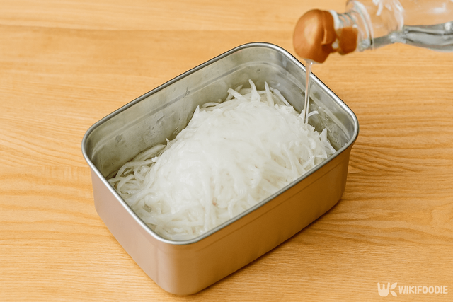 무를 채썰어서 물엿에 절이는 자료 사진. / 위키푸디