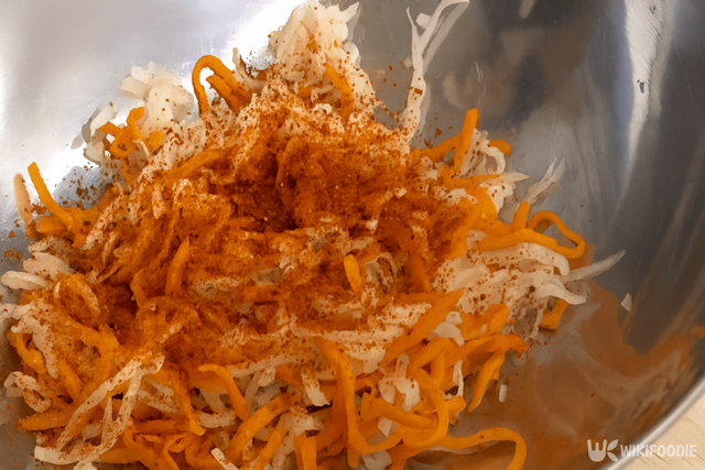 오징어젓무침 만드는 자료 사진. / 위키푸디