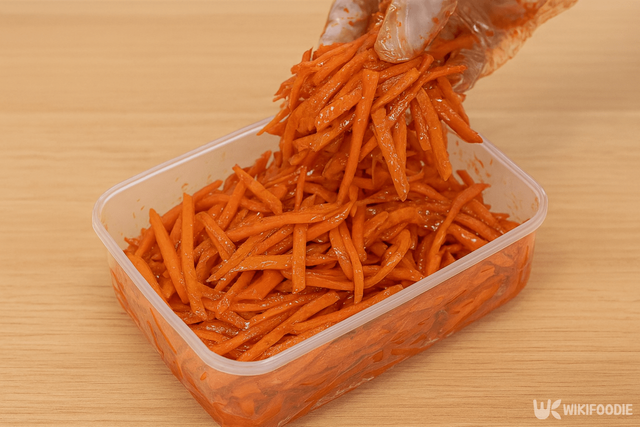 당근을 채썰어서 물엿에 절이는 자료 사진. / 위키푸디