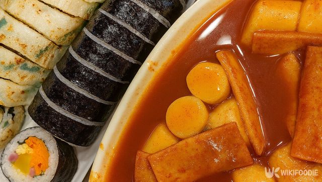 김밥, 떡볶이 자료 사진. / 위키푸디