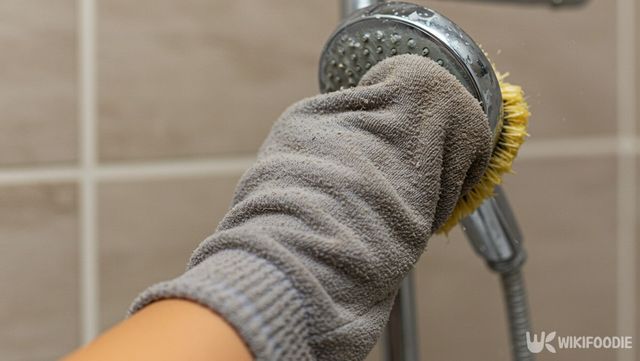 헌양말로 샤워기를 닦는 자료 사진. / 위키푸디