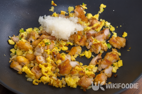 치킨 볶음밥 만드는 자료 사진. / 위키푸디